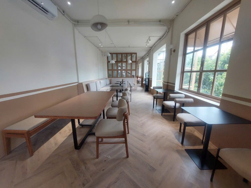 Thi công bàn ghế quán cà phê hyme quận 8