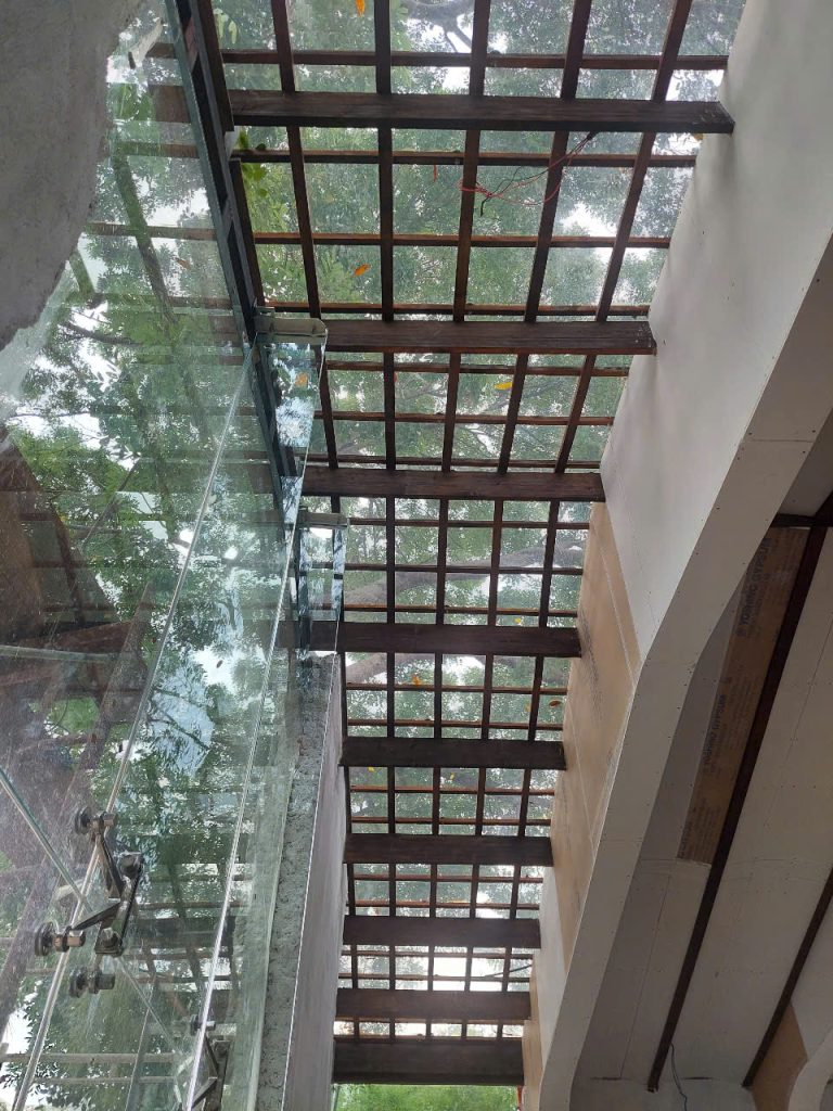 Thi công mái gỗ thông poly