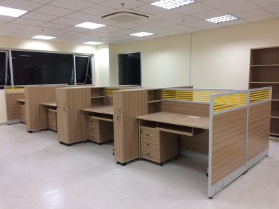 Thiết kế cụm bàn có vách ngăn đẹp