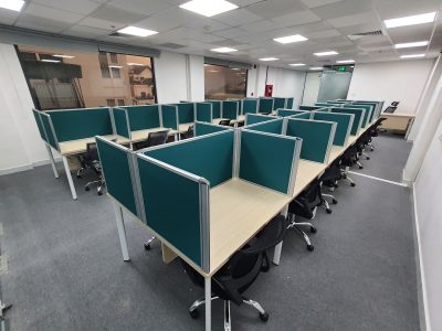 Thiết kế vách ngăn trên bàn làm việc