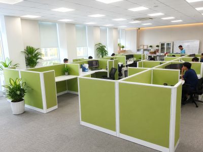 Cụm bàn làm việt vách ngăn vải nỉ thiết kế
