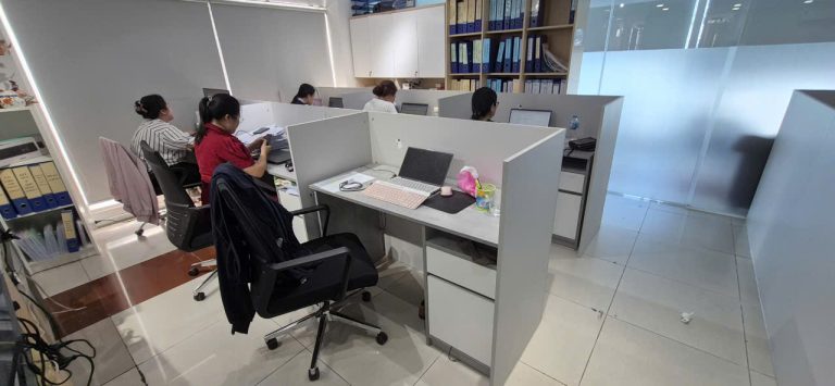 Nhật Vinh thi công cụm bàn vách ngăn gỗ ở Quận 1
