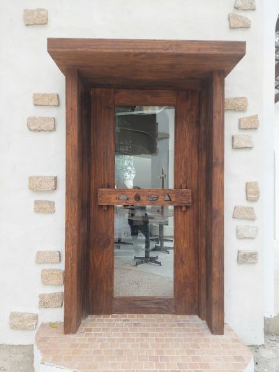 Thi công cửa gỗ thông