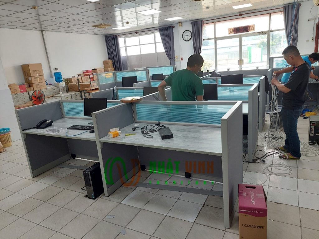 Thiết kế cụm bàn làm việc vách ngăn theo yêu cầu
