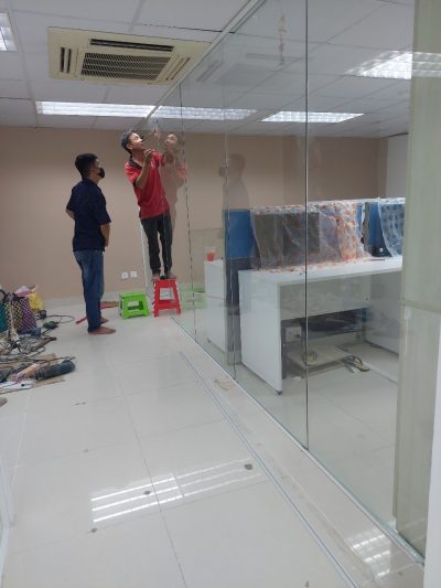 Vách ngăn văn phòng kính 10mm