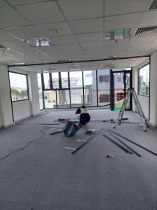 Thi công kính cường lực khung nhôm