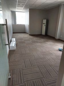 Thi công thảm văn phòng tấm vuông màu vàng nhạt