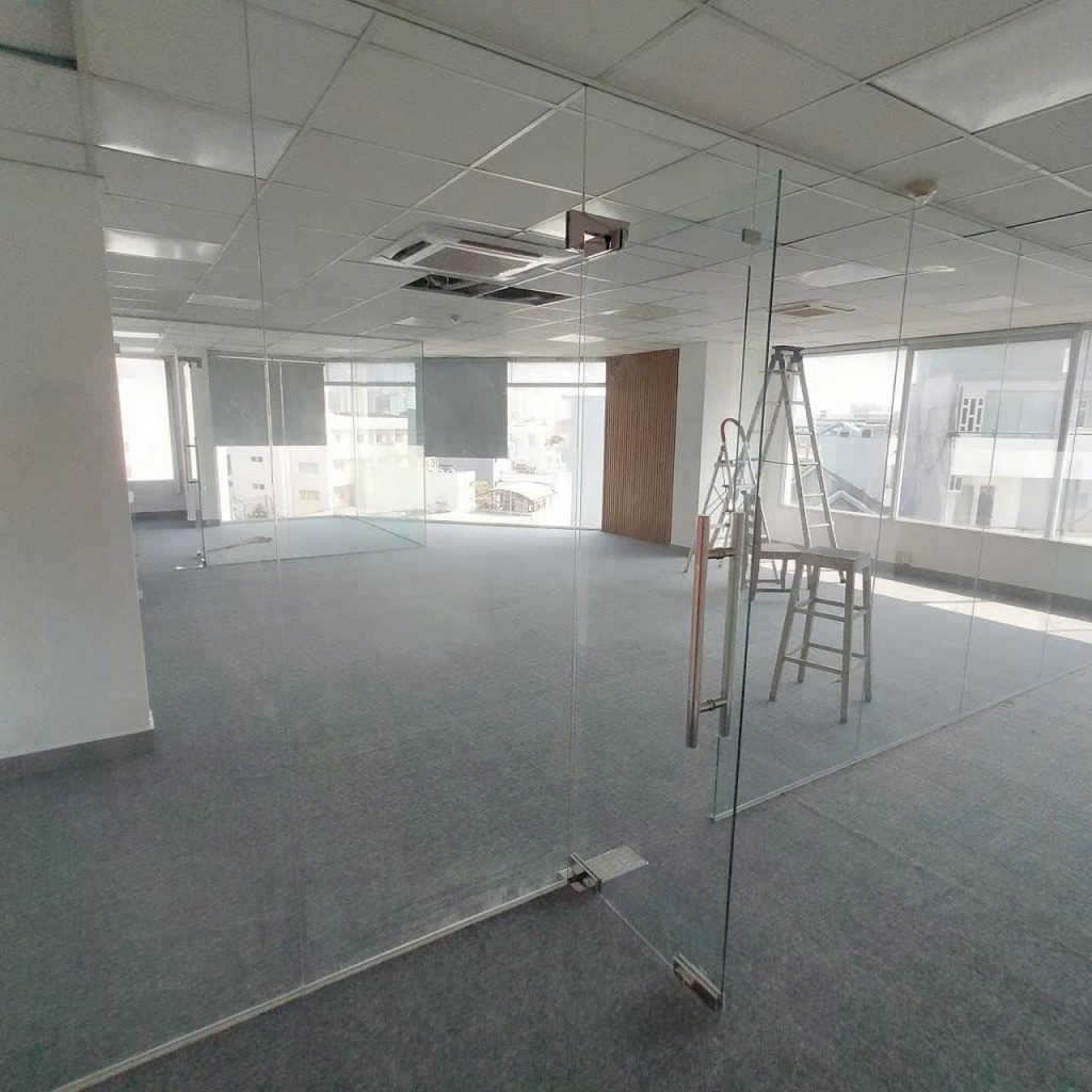 Thi công vách kính cường lực cho văn phòng Quận 7