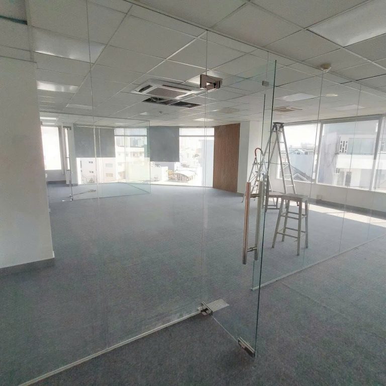 Thi công vách kính cường lực cho văn phòng Quận 7